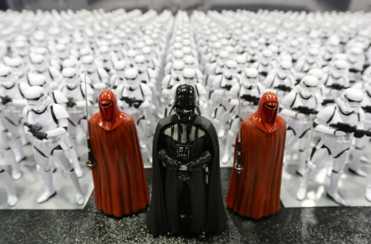 La fièvre "Star Wars" monte encore deux mois avant la sortie du nouvel opus de la saga intergalactique avec une ruée sur les préventes de billets qui a paralysé de nombreux sites internet et une ultime bande-annonce