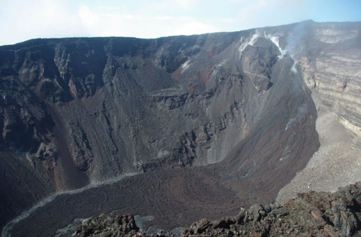 Vue du cratère Dolomieu ce lundi 11 janvier à 9h. Peu d'activité visible
(Image de l'observatoire volcanologique du Piton de la Fournaise)
