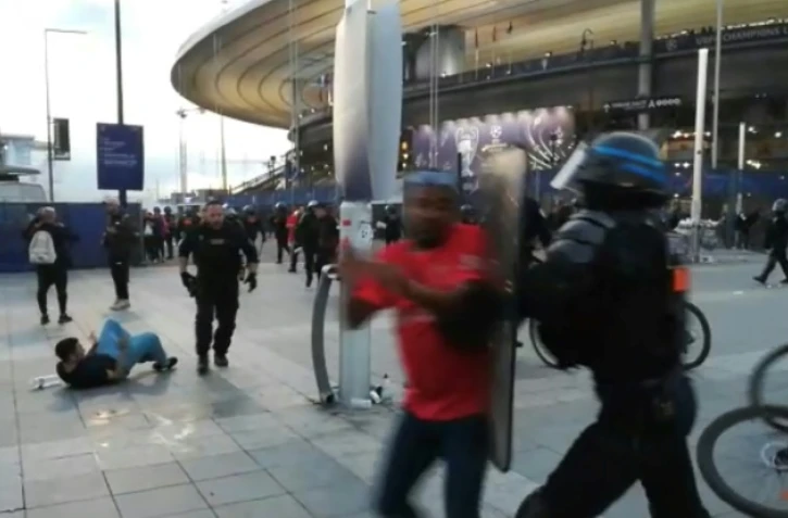 La police intervient à l'extérieur du Stade de France pour empêcher des individus de franchir illégalement les grilles pour assister à la finale de la Ligue des champions entre le Real Madrid et Liverpool, le 28 mai 2022 à Saint-Denis, au nord de Paris