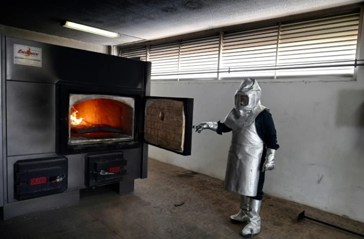 José Israel Ramirez lors de la crémation d'une personne morte du Covid-19, au cimetière de Nezahualcoyotl, le 3 juin 2020