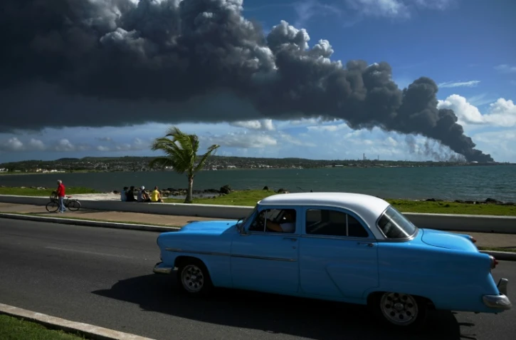 La fumée noire d'un réservoir en feu du dépôt pétrolier de Matanzas, à 100 km de La Havane à Cuba le 6 août 2022