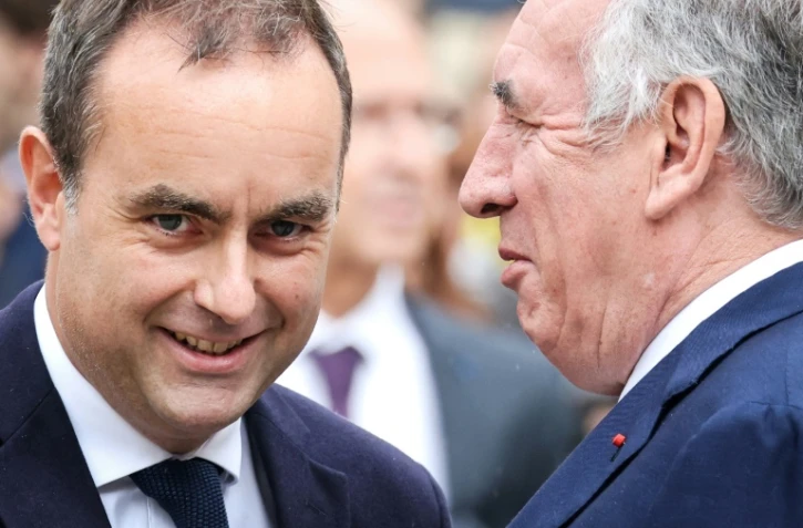 Sébastien Lecornu (G) et François Bayrou (D) à Matignon le 10 septembre 2025