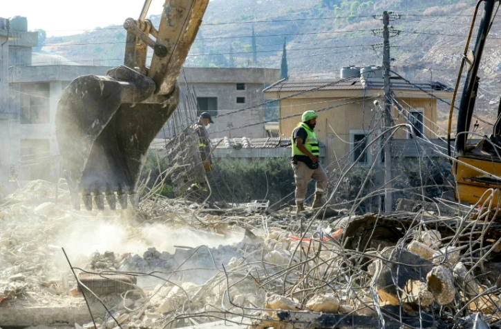 Une pelleteuse dégage les décombres lors que des secouristes recherchent des survivants après une frappe aérienne israélienne nocture sur le village de Kfar Remmane, dans le sud du Liban, le 7 septembre 2026