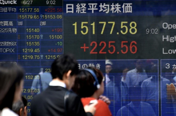 Le tableau des changes le 27 juin 2016 à la bourse de Tokyo