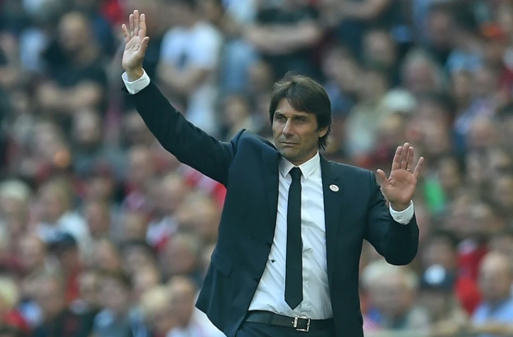 Antonio Conte, alors entraîneur de Chelsea, donne des instructions lors de finale de la Coupe d'Angleterre contre Manchester United à Wembley, le 19 mai 2018  