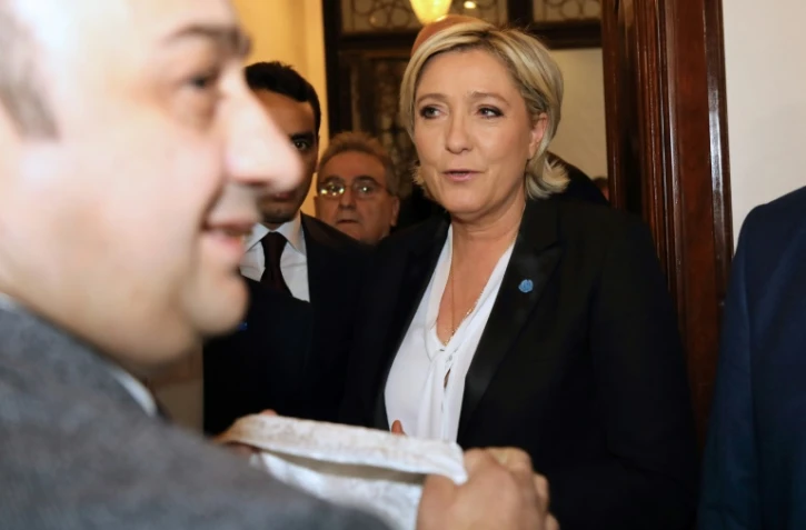 Un voile est tendu à Marine Le Pen, candidate d'extrême droite à la présidentielle en France, pour rencontrer le grand mufti de Beyrouth, le 21 février 2017 dans la capitale libanaise