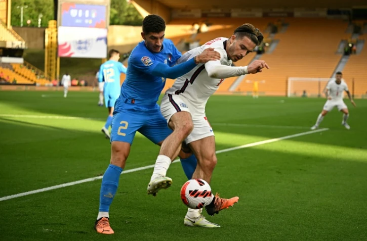 Le milieu de terrain anglais Jack Grealish tente de contrôler le ballon, sous la pression du défenseur italien Giovanni Di Lorenzo, lors de leur match de Ligue des nations, le 11 juin 2022 au Stade Molineux à Wolverhampton