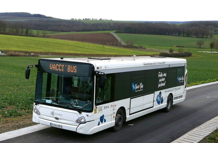 Un Vacci-bus circule dans les villages autour de la ville de Reims pour permettre aux personnes à mobilité réduite d'être facilement vaccinées, à Bouleuse, le 20 janvier 2021.
