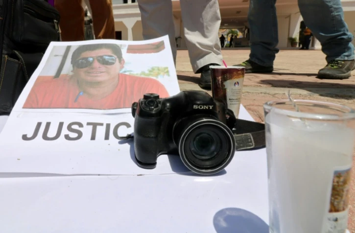 Le portrait du journaliste mexicain assassiné José Guadalupe Chan, lors d'une manifestation de ses collègues, à Playa del Carmen dans l'Etat de Quintana Roo (est du Mexique), le 30 juin 2018