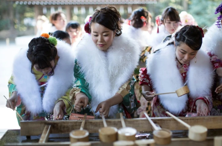 Des foules de jeunes femmes en kimonos sont allées prier au sanctuaire Meiji à Tokyo, niché au sein d'une véritable forêt en plein coeur de la ville.