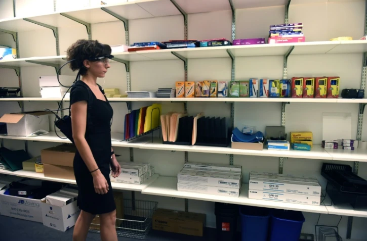 Une femme porte des lunettes numériques destinées aux neuromarketing à Norwalk (Connecticut), aux Etats-Unis, le 5 décembre 2017