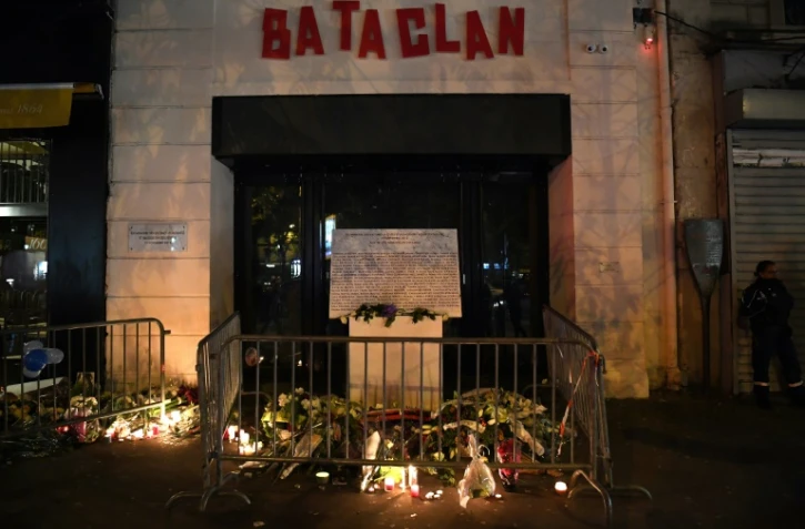 Bougies et messages déposés devant le Bataclan le 13 novembre 2017, deux ans après les attentats