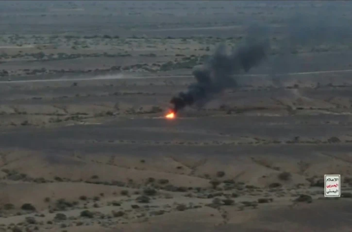 Cette capture d'une vidéo publiée par le centre médiatique Ansarullah le 10 octobre 2026 montre ce qu'il présente comme un incendie provoqué par une frappe de drone contre les forces gouvernementales yéménites
