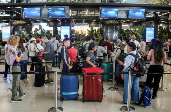 Des passagers bloqués font la queue pour demander le remboursement de leurs billets après l'annulation de vols réguliers suite à l'éruption du mont Anak Krakatoa, à l'aéroport Soekarno-Hatta de Tangerang, le 6 septembre 2026