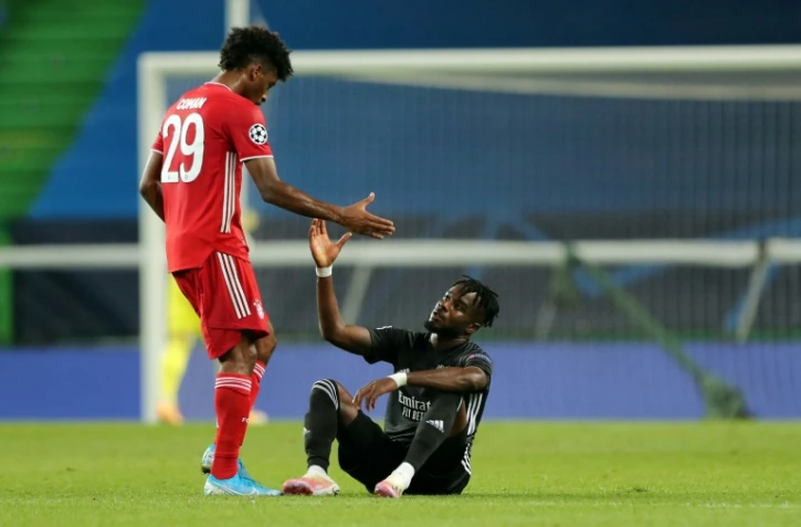 L'attaquant du Bayern Munich, Kingsley Coman (g), console l'attaquant ivoirien de Lyon, Maxwel Cornet, déçu après la défaite de son équipe en demi-finale de la Ligue des champions, à Lisbonne, le 19 août 2020
