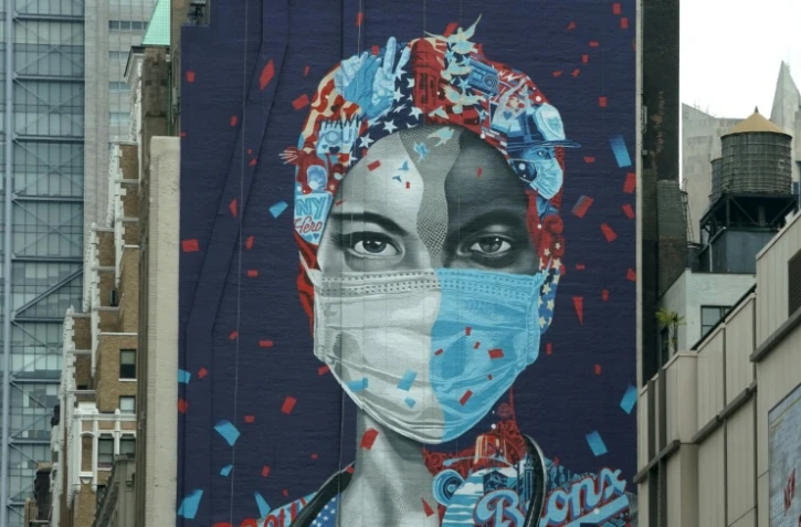 Une fresque en l'honneur du personnel soignant au Centre médical Montefiore à New York le 11 mai 2020