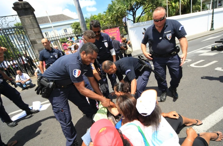 Mercredi 20 janvier 2010 - Les ex-salariés de l'ARAST évacués par la police devant la Villa du Département