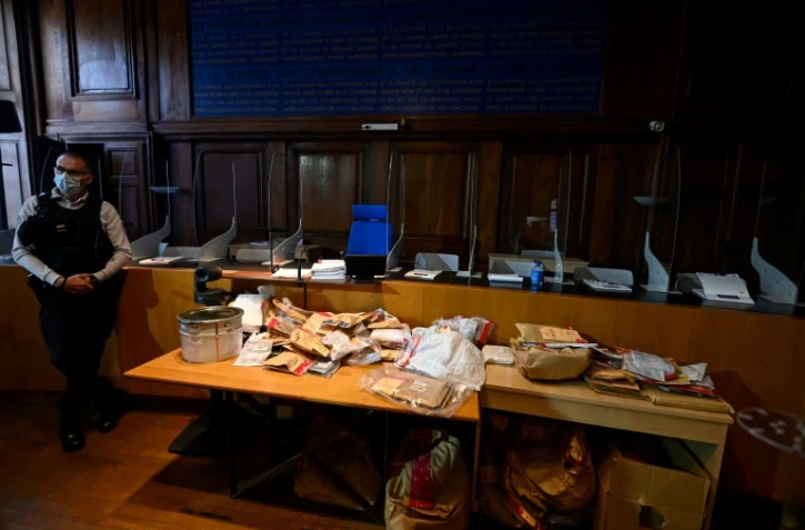 Les scellés de l'affaire Daval dans la salle de la cour d'assises de Haute-Saône à Vesoul, le 20 novembre 2020