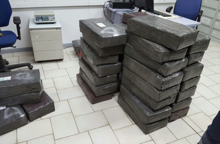 Photo fournie le 18 décembre 2017 par les Douanes françaises montrant 1,3 tonne de cannabis découverte dans des canapés transportés en camion sur l'A9, près de Sigean, dans l'Aude