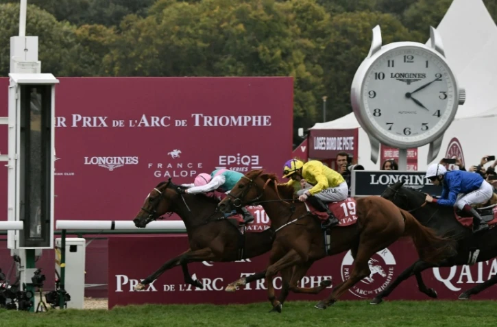 Le jockey italien Lanfranco Dettori franchit, sur sa jument "Enable", la ligne d'arrivée du Prix de l'Arc de Triomphe à Paris le 7 octobre 2018
