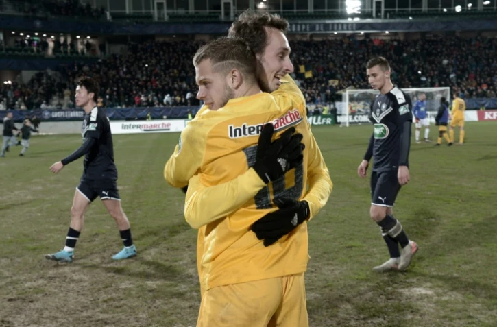 Des joueurs de l'équipe du FC Pau célèbrent leur victoire face aux Girondins de Bordeaux au Stade du Hameau, à Pau, le 16 janvier 2020