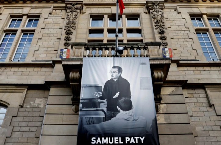 Un portrait de Samuel Paty sur la façade de l'hôtel de ville de  Conflans-Sainte-Honorine, le 3 novembre 2020 dans les Yvelines