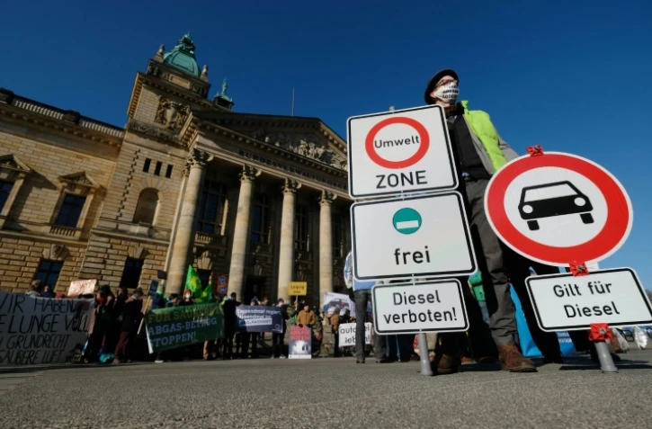 Des militants écologistes manifestent devant La Cour administrative fédérale de Leipzig qui doit rendre un verdict sur l'interdiction des vieux diesels dans les centres-villes les plus pollués, le 22 février 2018 en Allemagne
