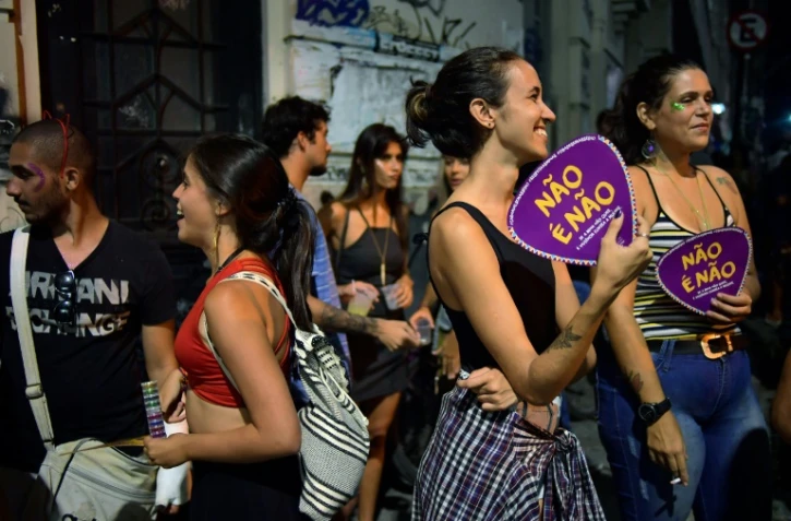 Avec leurs éventails en carton "Non c'est Non", des femmes participent au carnaval de Rio, le 7 février 2018 et dénoncent le harcèlement sexuel