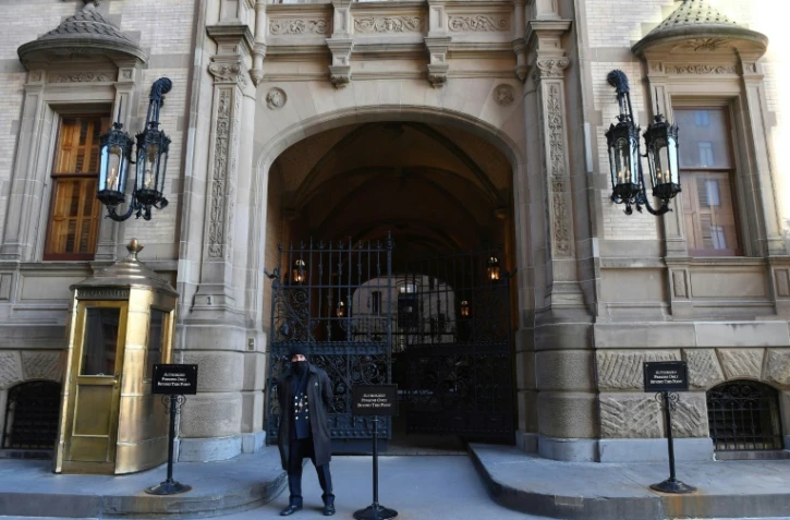 Un employé du Dakota en faction devant les grilles de l'immeuble, là où fut abattu John Lennon le 8 décembre 1980
