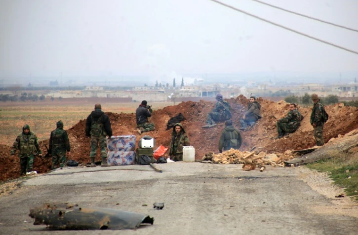 Des forces pro-gouvernementales syriennes tiennent leur position dans la région d'Al-Bab le 13 janvier 2016