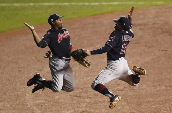 Les joueurs des Cleveland Indians Francisco Lindor et Rajai Davis célèbrent leur victoire sur les Chicago Cubs, le 28 octobre 2016 à Wrigley Field