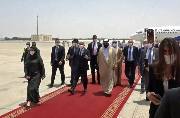 Des officiels émiratis accueillent le ministre israélien des Affaires étrangères, Yaïr Lapid, à son arrivée à l'aéroport d'Abou Dhabi, le 29 juin 2021