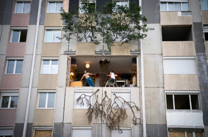 Des comédiens de la compagnie de théâtre Royal de Luxe jouent une scène du spectacle "Cinémascope" dans le quartier de Bellevue, le 18 septembre 2020 à Nantes