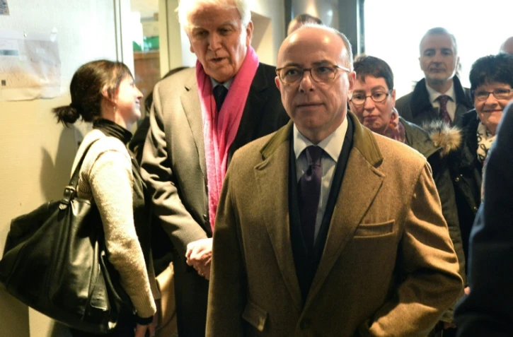 Le ministre de l'Intérieur Bernard Cazeneuve arrive dans un centre de refugiés au Mans, le 22 février 2016
