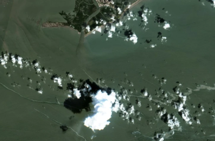 Image satellite remise par Maxar Technologies montrant des traces d'hydrocarbures à la surface du golfe du Mexique, au large de la Louisiane, le 5 septembre 2021