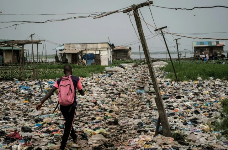 Un marais recouvert de déchets plastiques dans un quartier de Lagos, au Nigeria, le 12 février 2019