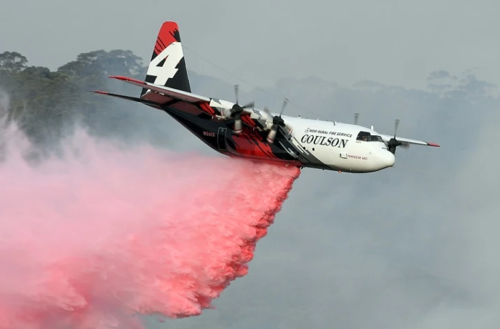 Un avion C-130 Hercules intervient sur un incendie, le 10 janvier 2020 en Australie