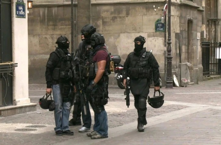 Des membres de la Brigade de recherche et d'intervention (BRI) devant l'église Saint-Leu dans le centre de Paris, le 17 septembre 2016 après une fausse alerte terroriste
