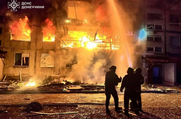 Un incendie provoqué par une frappe à Dobropillia, dans l'est de l'Ukraine, le 8 mars 2025