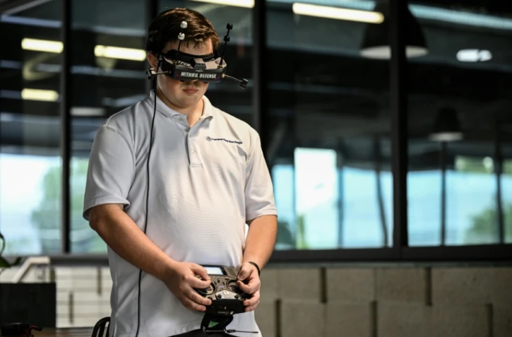 Un pilote manœuvre un drone lors d'une démonstration de neutralisation d'un tireur dans une école, au siège de la start-up Campus Guardian Angel, le 8 mai 2026, à Austin, au Texas