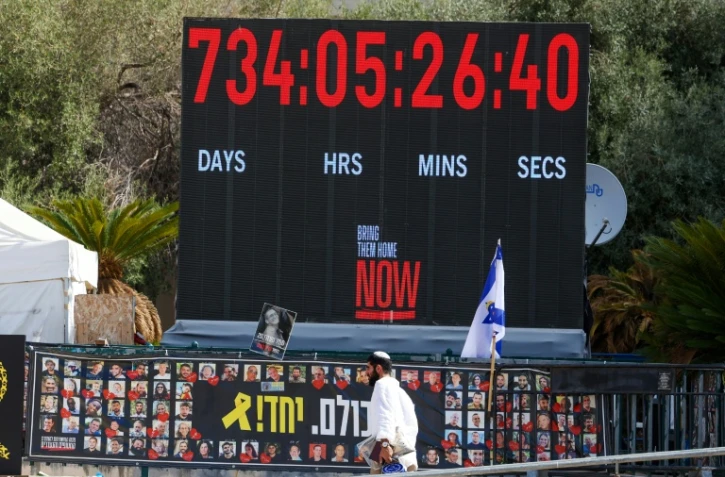Portraits d'otages retenus à Gaza sur la "Place des otages" à Tel-Aviv, le 10 octobre 2025