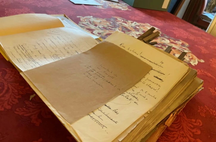 Cette photo prise le 10 août 2021, montre des manuscrits récemment découverts de l'auteur Louis-Ferdinand Céline, dans un cabinet d'avocats à Paris