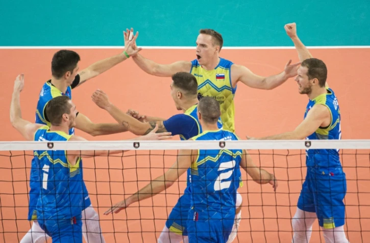 La joie des volleyeurs slovènes après avoir inscrit un point face à la Pologne, en demi-finales de l'Euro, le 26 septembre 2019 à Ljubljana