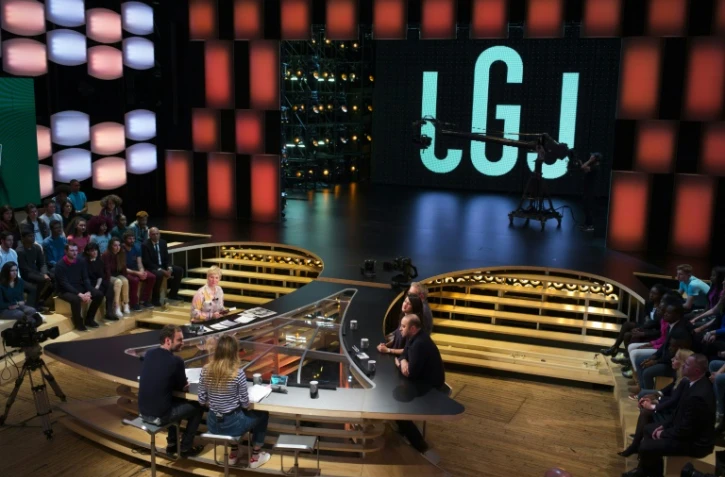 Le plateau du "Grand Journal", à l'époque présenté par Maïtena Biraben, le 24 mars 2016, à Boulogne-Billancourt près de Paris