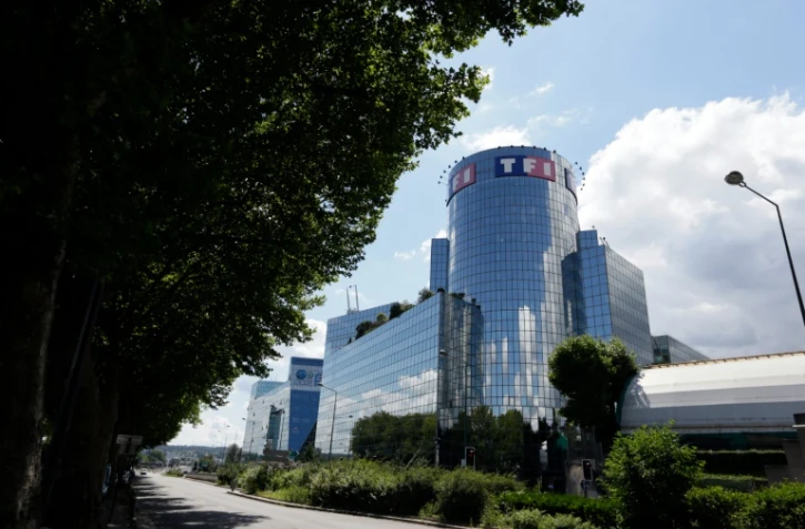 Face à la concurrence des chaînes de la TNT, et plus globalement le recul de la télévision face à internet, le premier groupe privé de télévision veut redresser les audiences