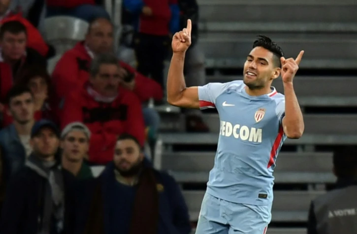 L'attaquant de Monaco Radamel Falcao (g) auteur d'un doublé face à Lille au stade Pierre-Mauroy, le 22 septembre 2017 