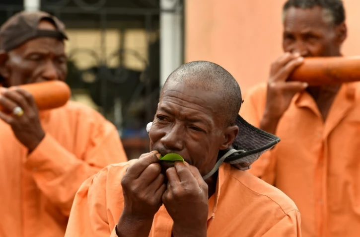 Les musiciens de la "banda mocha" jouent durant la procession de San Francisco Javier, à Chalguayacu, en Equateur, le 5 décembre 2021
