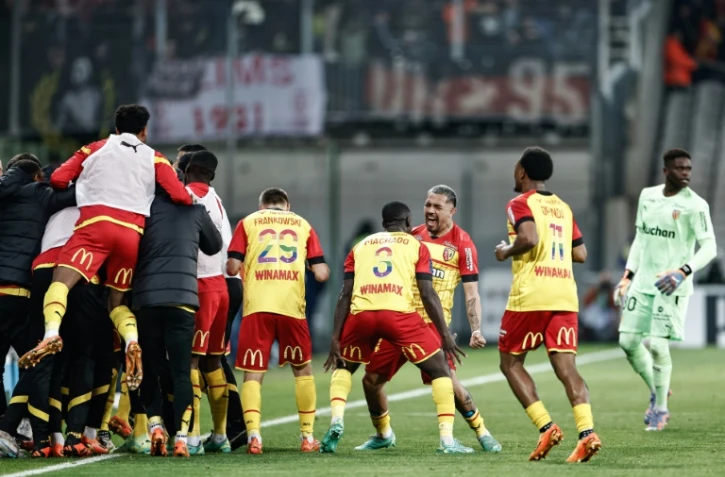 Les Lensois célèbrent leur deuxième but, celui de la victoire contre Reims (2-1) vendredi 12 mai 2023 au Stade Bollaert lors de la 35e journée de Ligue 1, à Lens, dans le nord de la France.