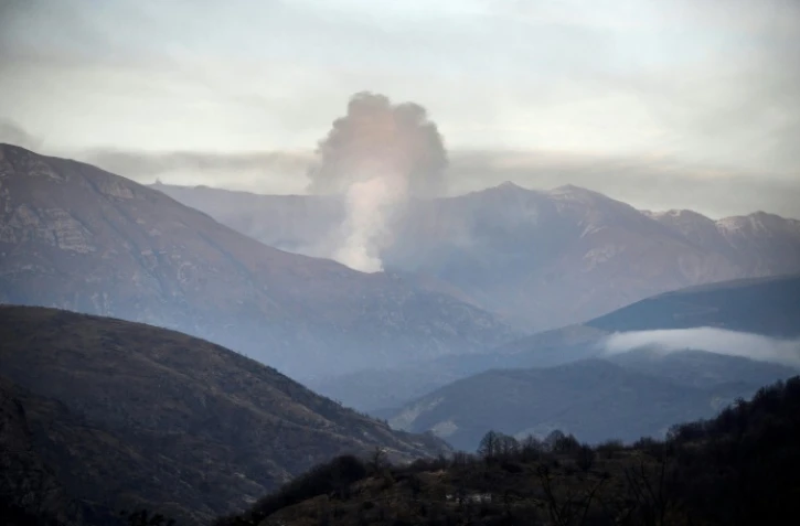 De la fumée s'élève d'un village de la région de  Kalbajar, près du Nagorny Karabakh, le 14 novembre 2020