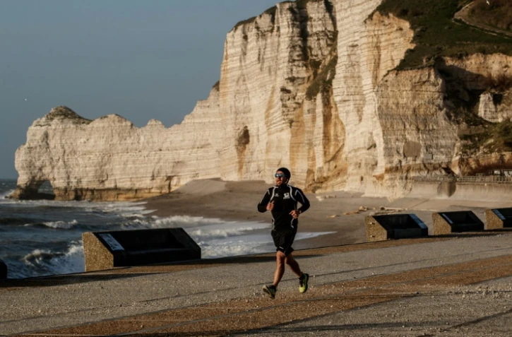 Course à pied près des falaises d'Etretat le 13 avril 2020, au 28e jour de confinement